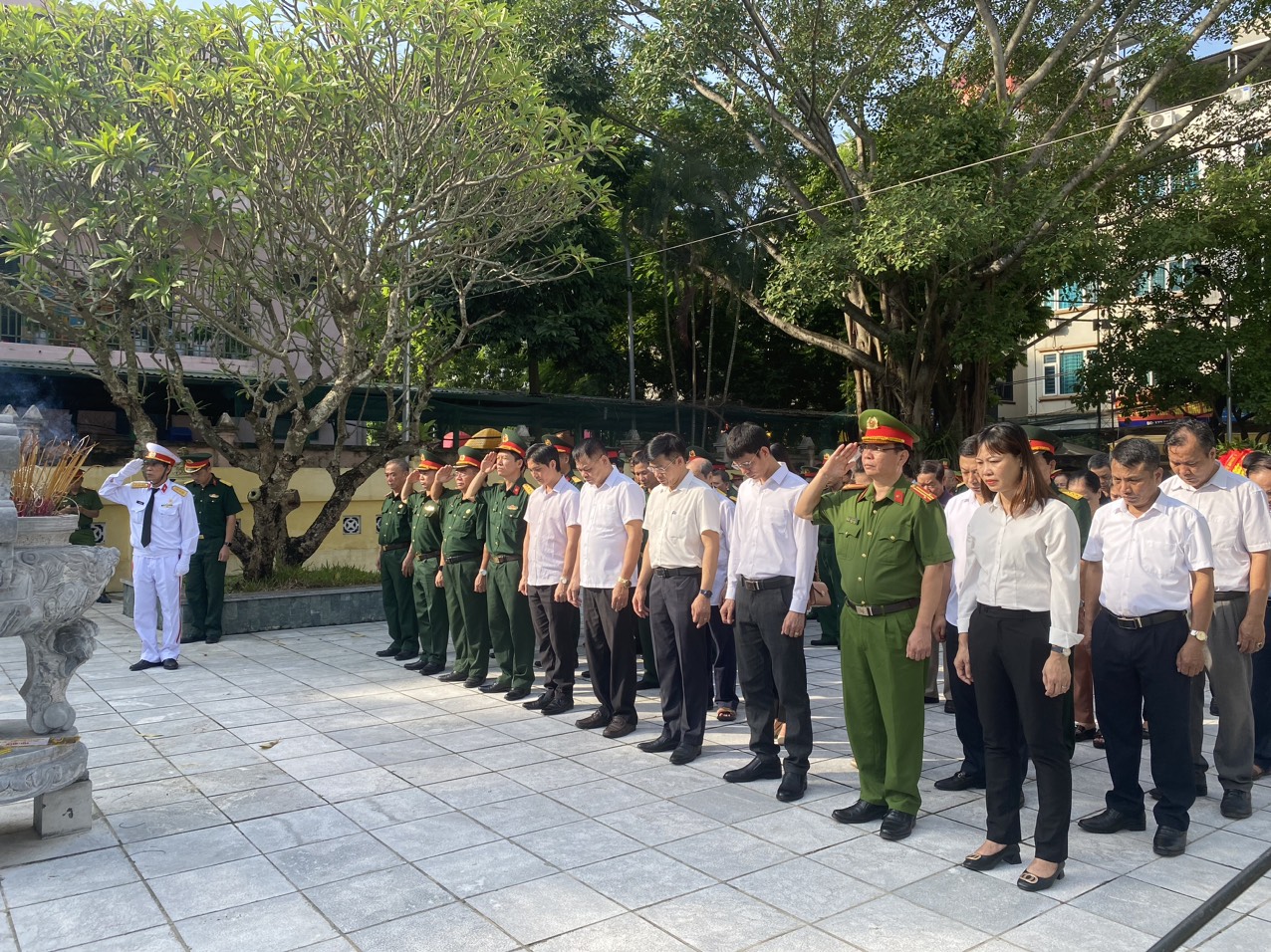 Đảng ủy - UBND - UB MTTQ phường Cổ Nhuế 2 tổ chức lễ viếng và đặt vòng hoa tại Đài tưởng niệm Liệt sỹ nhân dịp Kỷ niệm 77 năm ngày Thương binh - Liệt sỹ (27/7/1947 - 27/7/2024)